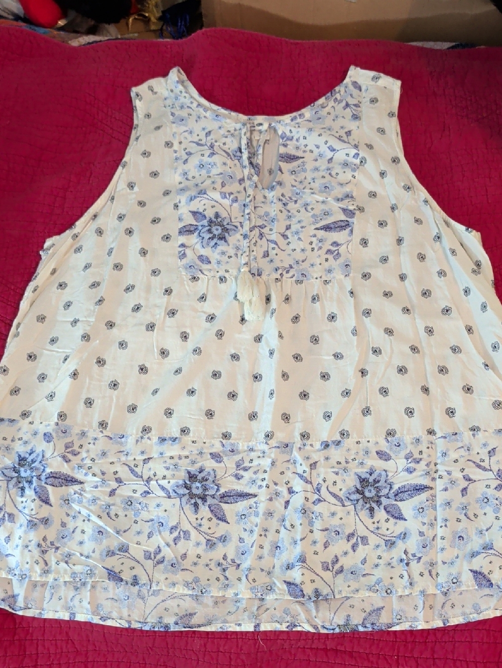 Old Navy White Top with Light Blue Floral Print Sz XXL